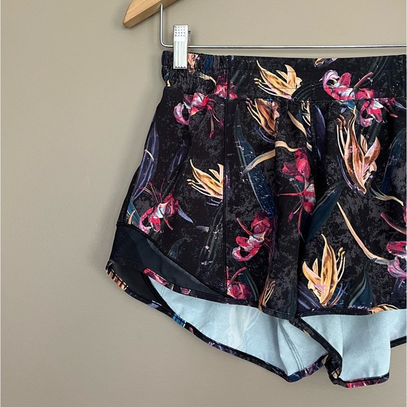 {Lululemon} Hotty Hot Low-Rise Lined Short 4" in Veiled Floral Black Multi - Picture 2 of 12